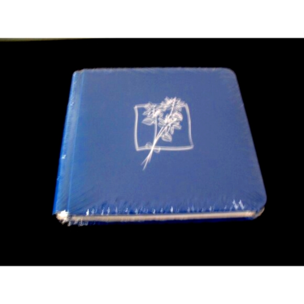 CREATIVE MEMORIES SCRAPBOOK ALBUM 7x7 Blue Daisy with pages.